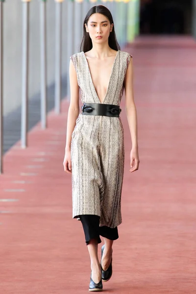 Look 15